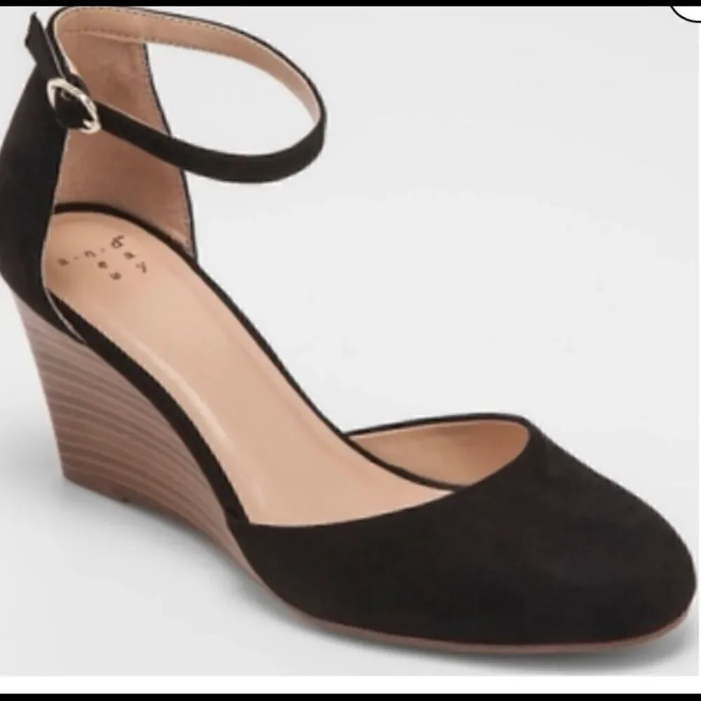 💥Women’s Wanda Microsuede Rounded Toe Wedge pump Size :11